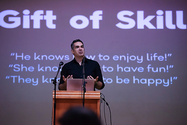 포토 JPG 해외이미지 남자 실내 말하기 한명 상반신 성인 앞모습 강의 강당 마이크 단상 세미나 성인남자한명만 해외포토 1 뷰포인트 음향기기 모션 사람 내부 남자한명만 성인남자만 파일형식 이미지허브