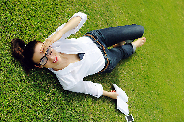 포토 JPG 해외이미지 전신 여자 안경 여유 맨발 자연 한명 잔디 성인 옆모습 책 스마트폰 하이앵글 성인여자한명만 해외포토 식물 1 잡화 감정 뷰포인트 발 사람 핸드폰 스마트기기 생태계 여자한명만 성인여자만 파일형식 이미지허브