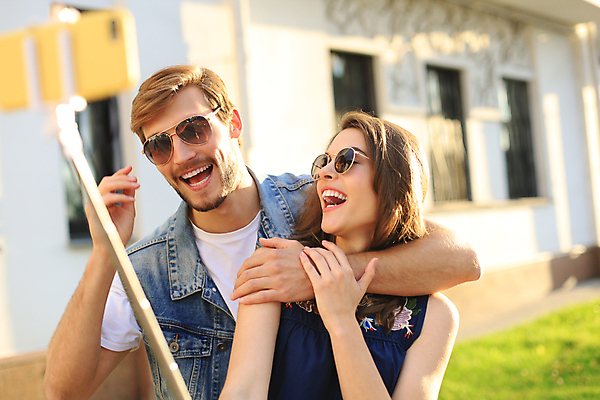 포토 JPG 해외이미지 커플 여자 남자 여행 창문 안기 거리 웃음 들기 상반신 성인 야외 두명 선글라스 햇빛 셀프카메라 셀카봉 성인만 해외포토 안경 관계 모션 표정 사람 태양 사진촬영 파일형식 이미지허브