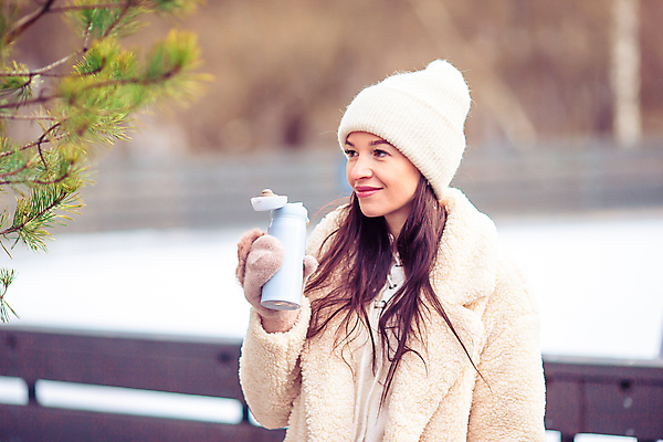 포토 JPG 해외이미지 주간 라이프스타일 여자 행복 겨울 한명 미소 웃음 들기 상반신 성인 야외 옆모습 아웃포커스 나뭇가지 텀블러 성인여자한명만 해외포토 자연요소 나무 1 계절 감정 뷰포인트 모션 촬영기법 표정 사람 생활 컵 여자한명만 성인여자만 파일형식 이미지허브