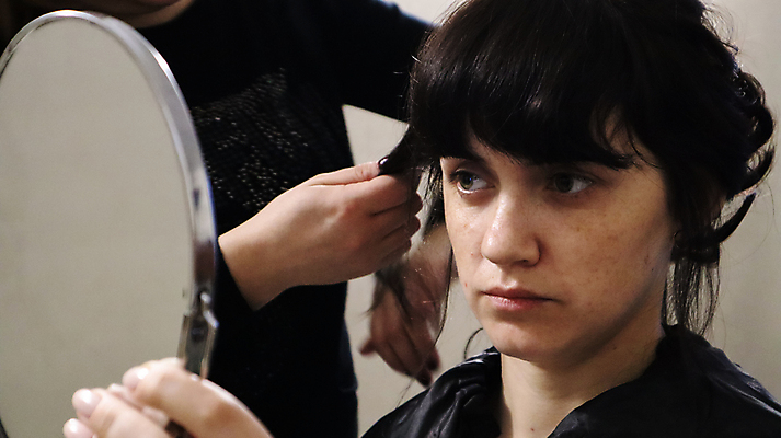 포토 JPG 해외이미지 백인 모델 직업 헤어스타일 손 여자 갈색머리 실내 관리 한명 사람 앉기 뷰티 머리 유행 상점 거울 머리빗 업무 미용사 이발 고객 돌봄 스타일리스트 이발사 스타일 해외포토 서양인 1 모션 내부 신체부위 미용용품 작업 파일형식 이미지허브