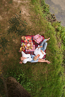 포토 JPG 해외이미지 주간 전신 라이프스타일 커플 공원 여자 남자 행복 휴식 함께함 미소 앉기 성인 야외 두명 앞모습 하이앵글 눕기 소풍 기댐 돗자리 소풍바구니 성인만 해외포토 자연요소 공공시설 감정 뷰포인트 컨셉 관계 모션 표정 사람 생활 야외활동 바구니 파일형식 이미지허브