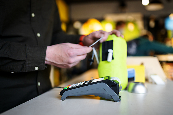 포토 JPG 해외이미지 종이 스포츠 돈 비즈니스 한명 사람 금융 쇼핑 세일 여행객 상점 디지털 기계 장비 흰색 신용카드 구매 인쇄 계산대 오브젝트 서비스 상업 전자 결제 영수증 소매 계산서 계산원 세금 인출 터미널 해외포토 직업 1 컬러 경제 재산 파일형식 이미지허브