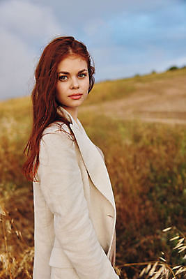 포토 JPG 해외이미지 주간 여자 밭 자연 하늘 한명 상반신 성인 야외 옆모습 코트 내추럴 성인여자한명만 해외포토 자연요소 1 뷰포인트 농업 사람 외투 생태계 여자한명만 성인여자만 파일형식 이미지허브