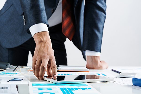 포토 JPG 해외이미지 손 남자 비즈니스 실내 한명 정장 상반신 성인 앞모습 태블릿 터치 비즈니스맨 성인남자한명만 해외포토 1 옷 뷰포인트 사람 내부 신체부위 전자제품 스마트기기 직장인 남자한명만 성인남자만 파일형식 이미지허브