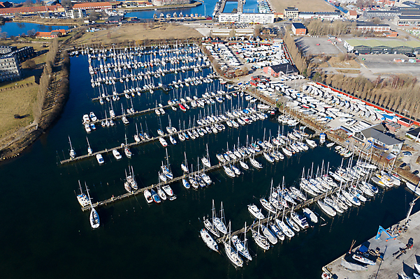 포토 JPG 해외이미지 유럽 바다 여행 요트 교통시설 하늘 휴가 항해 안테나 덴마크 사람없음 목재 물 여름 파란색 항구 흰색 도시 만 보트 정상 함선 포트 돛대 드론 스칸디나비아 줄서기 코펜하겐 해외포토 자연요소 나무 계절 나라 컬러 교통 배_교통 재료 통신 모션 북유럽 시설 파일형식 이미지허브