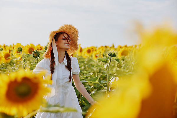 포토 JPG 해외이미지 주간 여자 꽃밭 해바라기 한명 상반신 성인 야외 앞모습 눈감음 소프트포커스 밀짚모자 성인여자한명만 해외포토 자연요소 모자_잡화 1 꽃 뷰포인트 모션 촬영기법 사람 여자한명만 성인여자만 파일형식 이미지허브