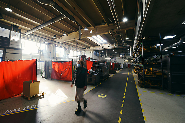 포토 JPG 해외이미지 전신 여자 산업 공장 실내 마스크 한명 성인 옆모습 걷기 기계 장비 정비공 성인여자한명만 해외포토 1 뷰포인트 공업 모션 사람 내부 기술자 여자한명만 성인여자만 파일형식 이미지허브