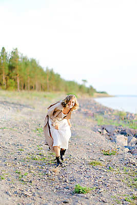 포토 JPG 해외이미지 백인 모델 라이프스타일 드레스 여자 행복 호수 얼굴 모래 포즈 거리 한명 미소 사람 성인 야외 빨간색 초록색 강 뷰티 유행 여행객 걷기 코트 흰색 화려 닫기 입술 스타일 수평선 해외포토 서양인 1 옷 감정 컬러 컨셉 모션 표정 생활 신체부위 외투 파일형식 이미지허브