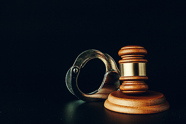 포토 JPG 해외이미지 검은배경 실내 사람없음 수갑 오브젝트 법 의사봉 해외포토 백그라운드 내부 검은색 파일형식이미지허브 