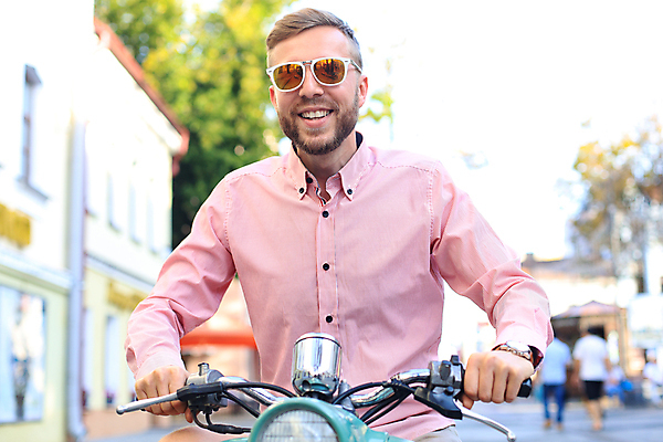 포토 JPG 해외이미지 남자 거리 한명 웃음 상반신 성인 야외 건물 선글라스 스쿠터 성인남자한명만 해외포토 1 건축물 안경 표정 사람 오토바이 남자한명만 성인남자만 파일형식 이미지허브