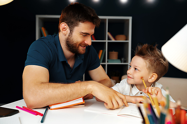 포토 JPG 해외이미지 응시 교육 남자 아들 어린이 함께함 실내 들기 앉기 소년 상반신 성인 두명 앞모습 옆모습 부모 연필 가리킴 도움 아빠 소프트포커스 책상 남자만 해외포토 시선 뷰포인트 가구 컨셉 가족 모션 학용품 촬영기법 사람 손짓 내부 필기구 파일형식 이미지허브