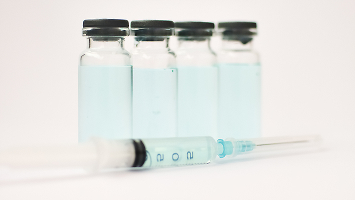 포토 JPG 해외이미지 스튜디오촬영 하늘색 유리병 주사기 사람없음 투명 액체 오브젝트 백신 예방접종 바이알 해외포토 의학 의료기기 병_용기 실내 파란색 의료용품 접종 파일형식 이미지허브