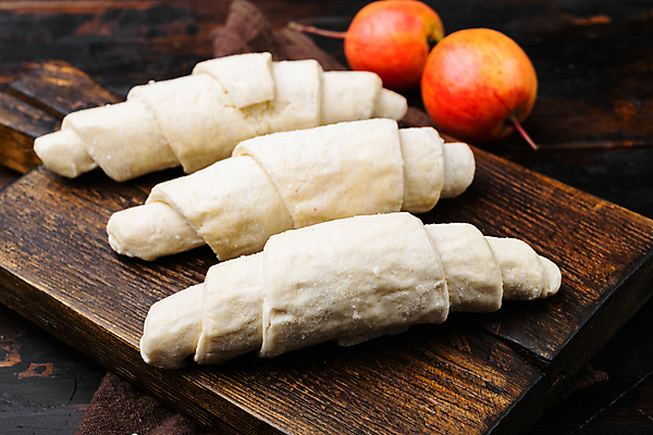 포토 JPG 해외이미지 스튜디오촬영 음식 빵 과일 사람없음 신선 크루아상 나무도마 해외포토 도마 실내 목재 파일형식 이미지허브