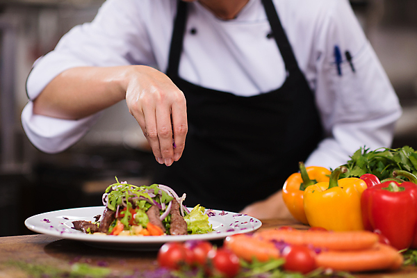 포토 JPG 해외이미지 남자 방울토마토 파프리카 실내 스테이크 요리 한명 손짓 상반신 성인 앞모습 주방 요리사 당근 성인남자한명만 해외포토 직업 1 뷰포인트 토마토 채소 모션 뿌리채소 서양음식 사람 내부 남자한명만 성인남자만 파일형식 이미지허브
