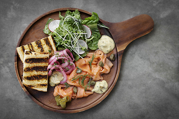 포토 JPG 해외이미지 접시 유럽 음식 쟁반 건강 스웨덴 어류 요리 사람없음 목재 세트 식당 샐러드 발표 연어 훈제 스칸디나비아 스타일 세련 해외포토 나무 식기 나라 재료 북유럽 상점 수중동물 파일형식 이미지허브