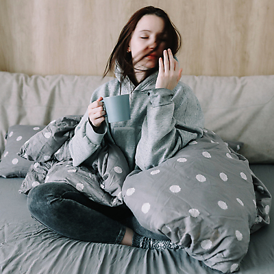 포토 JPG 해외이미지 라이프스타일 여자 커피 음료 베개 침구 아침 휴식 아파트 주택 실내 따뜻함 한명 내부 컵 기쁨 침실 꿈 방 침대 잠 야간 담요 부드러움 리빙 취침시간 안락 해외포토 주간 자연요소 1 식기 감정 가구 컨셉 사람 건물 생활 감각 파일형식 이미지허브