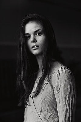 포토 JPG 해외이미지 백인 응시 여자 흑백 실내 무표정 한명 상반신 성인 옆모습 성인여자한명만 해외포토 서양인 1 시선 감정 뷰포인트 촬영기법 표정 사람 내부 여자한명만 성인여자만 파일형식 이미지허브