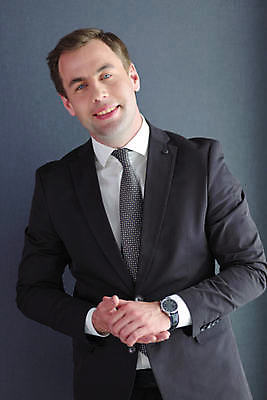 포토 JPG 해외이미지 직업 1 여자 남자 행복 백그라운드 비즈니스 사업가 성공 노동자 한명 서기 미소 사람 정장 성인 사무실 우주 기쁨 흰색 업무 비즈니스맨 자신감 종업원 스마트 경영자 경영 옛날 접기 해외포토 옷 감정 컬러 컨셉 모션 표정 작업 직장인 리더 파일형식 이미지허브