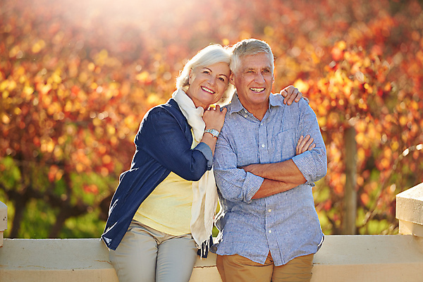 포토 JPG 해외이미지 커플 응시 여자 노년 남자 행복 함께함 사랑 야외 두명 노부부 기댐 아내 노인만 어깨에손 해외포토 부부 시선 감정 컨셉 관계 모션 사람 성인 성인만 파일형식 이미지허브