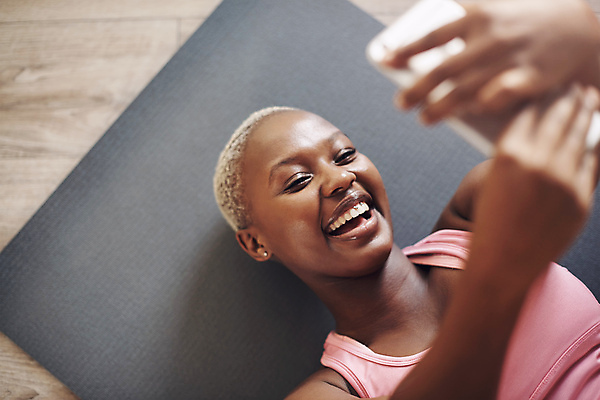 포토 JPG 해외이미지 여자 요가 휴식 실내 한명 들기 상반신 20대 성인 앞모습 눕기 매트 소프트포커스 요가복 성인여자한명만 해외포토 1 웰빙 뷰포인트 컨셉 모션 촬영기법 사람 청년 내부 운동복 여자한명만 성인여자만 파일형식 이미지허브