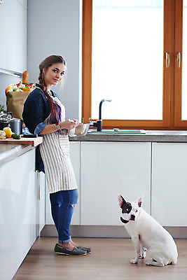 포토 JPG 해외이미지 백인 모델 1 라이프스타일 여자 행복 무기 얼굴 백그라운드 다이어트 탁자 주택 실내 건강 한명 서기 미소 사람 성인 내부 뷰티 갈색 주방 식사 저녁식사 흰색 업무 개 주부 팔 교차 해외포토 서양인 감정 컬러 가구 포유류 모션 표정 건물 생활 신체부위 작업 파일형식 이미지허브