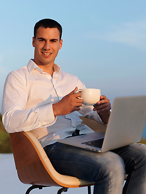 포토 JPG 해외이미지 전신 남자 의자 비즈니스 하늘 휴식 한명 들기 앉기 성인 야외 옆모습 컵 노트북 자유 옥상 성인남자한명만 해외포토 1 식기 뷰포인트 가구 컨셉 모션 사람 전자제품 남자한명만 성인남자만 파일형식 이미지허브