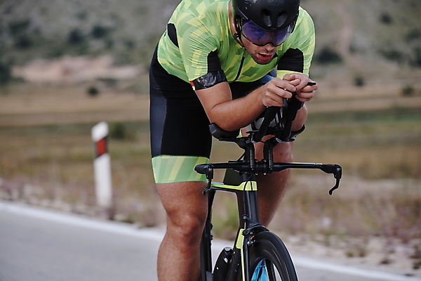 포토 JPG 해외이미지 주간 응시 남자 무표정 한명 상반신 성인 야외 옆모습 아웃포커스 자전거 잡기 승차 사이클선수 집중 사이클링 라이딩 성인남자한명만 해외포토 자연요소 1 시선 감정 뷰포인트 컨셉 모션 운동선수 촬영기법 표정 사람 바이크 육상스포츠 남자한명만 성인남자만 파일형식 이미지허브