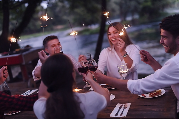 포토 JPG 해외이미지 라이프스타일 여자 남자 행복 와인잔 휴가 함께함 들기 여러명 상반신 성인 야외 앞모습 옆모습 뒷모습 파티 와인 저녁식사 우정 저녁 건배 성인만 스파클라 해외포토 감정 뷰포인트 다수 컨셉 술잔 모션 주류 폭죽 사람 이벤트 생활 친구 식사 야간 파일형식 이미지허브