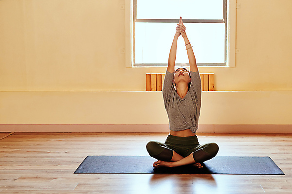 포토 JPG 해외이미지 전신 여자 요가 실내 한명 앉기 20대 성인 앞모습 요가자세 매트 요가복 손뻗기 성인여자한명만 해외포토 1 웰빙 뷰포인트 포즈 모션 사람 청년 내부 운동복 여자한명만 성인여자만 파일형식 이미지허브