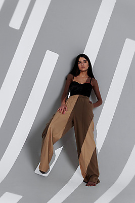 포토 JPG 해외이미지 전신 모델 여자 패션 실내 한명 서기 성인 앞모습 햇빛 기댐 우아함 주머니손 스타일링 성인여자한명만 와이드팬츠 해외포토 1 뷰포인트 컨셉 바지 모션 사람 내부 태양 여자한명만 성인여자만 파일형식 이미지허브