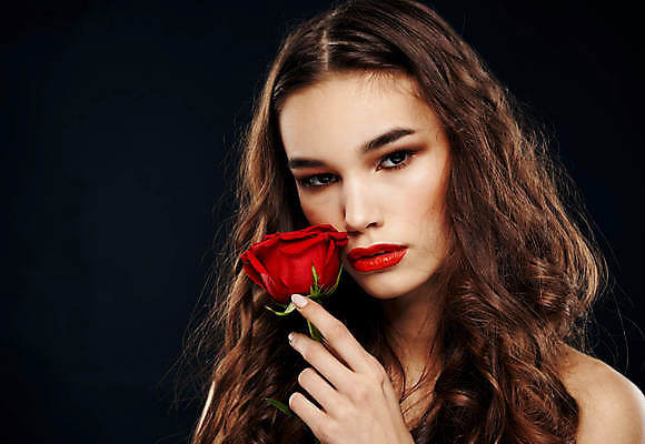 포토 JPG 해외이미지 백인 응시 여자 포즈 한명 들기 상반신 성인 앞모습 화장 뷰티 장미 성인여자한명만 해외포토 서양인 1 시선 꽃 뷰포인트 모션 사람 여자한명만 성인여자만 파일형식 이미지허브