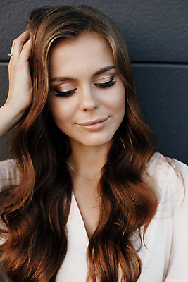 포토 JPG 해외이미지 백인 모델 라이프스타일 응시 공원 여자 행복 얼굴 백그라운드 자연 갈색머리 건강 한명 사람 성인 야외 뷰티 유행 기쁨 흰색 표현 긍정 팔 내추럴 고립 카피스페이스 해외포토 서양인 1 헤어스타일 시선 공공시설 감정 컬러 컨셉 생활 신체부위 공백 생태계 파일형식 이미지허브