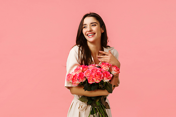 포토 JPG 해외이미지 응시 드레스 여자 꽃 행복 분홍색 꽃다발 실내 한명 서기 미소 들기 상반신 성인 장미 생일 화려 흥분 성인여자한명만 해외포토 식물 1 시선 옷 기념일 감정 컬러 컨셉 모션 표정 사람 내부 여자한명만 성인여자만 파일형식 이미지허브