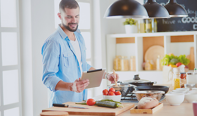 포토 JPG 해외이미지 라이프스타일 응시 남자 음식 인터넷 토마토 채소 재료 탁자 오이 주택 건강 관리 종류 요리 한명 서기 사람 알약 디지털 주방 요리사 식사 저녁식사 샐러드 시골 잡기 칼 아침식사 자르기 준비 만들기 브런치 레시피 후추 점심식사 루꼴라 해외포토 직업 1 시선 가구 모션 건물 생활 약 향신료 파일형식 이미지허브