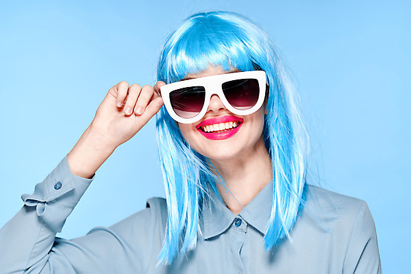 포토 JPG 해외이미지 여자 하늘색 한명 미소 상반신 성인 앞모습 선글라스 잡기 가발 성인여자한명만 힙스터 해외포토 1 패션 안경 뷰포인트 모션 표정 사람 파란색 여자한명만 성인여자만 파일형식 이미지허브