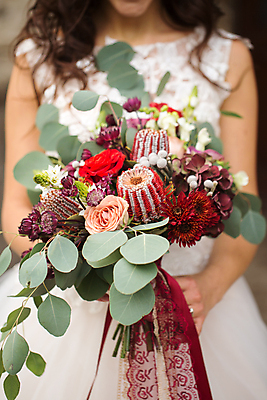 포토 JPG 해외이미지 드레스 여자 부케 웨딩드레스 결혼 결혼식 실내 사랑 들기 상반신 성인 앞모습 아웃포커스 축하 성인여자한명만 해외포토 옷 감정 뷰포인트 꽃다발 컨셉 모션 촬영기법 사람 이벤트 내부 여자한명만 성인여자만 파일형식 이미지허브