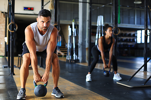 포토 JPG 해외이미지 전신 라이프스타일 여자 남자 실내 들기 성인 두명 앞모습 옆모습 운동복 운동기구 헬스장 찡그림 웨이트트레이닝 보디빌더 근육질 케틀벨 성인만 해외포토 옷 뷰포인트 모션 근육 표정 사람 내부 생활 운동 헬스 보디빌딩 몸매 파일형식 이미지허브