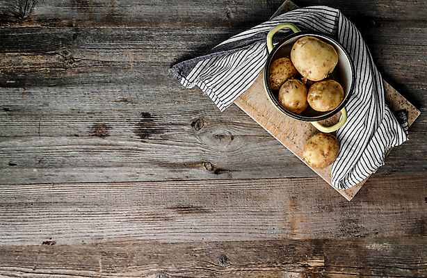 포토 JPG 해외이미지 감자 실내 사람없음 하이앵글 냄비 카피스페이스 나무배경 해외포토 뷰포인트 백그라운드 채소 내부 공백 솥 파일형식 이미지허브