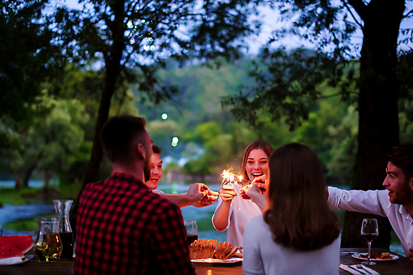 포토 JPG 해외이미지 여자 남자 음식 폭죽 들기 여러명 상반신 성인 야외 파티 저녁식사 저녁 즐거움 성인만 해외포토 감정 다수 모션 사람 이벤트 식사 야간 파일형식 이미지허브