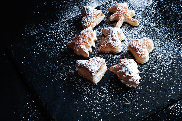 포토 JPG 해외이미지 모양 나무 전통 계절 별 음식 백그라운드 크리스마스 재료 탁자 휴가 디저트 선물 설명 사람없음 장식 산타클로스 쿠키 주방 검은색 축제 나뭇가지 축하 대접 눈송이 달콤 맛 12월 설탕 굽기 연도 반죽 만들기 퍼프 단계 쉬운 시나몬 페스츄리 핸드메이드 맛있는 해외포토 자연요소 식물 기념일 빵 컬러 가구 컨셉 모션 눈_날씨 날짜 구이 파일형식 이미지허브