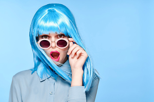 포토 JPG 해외이미지 여자 하늘색 입벌림 한명 상반신 성인 앞모습 선글라스 놀람 잡기 가발 성인여자한명만 힙스터 해외포토 1 패션 감정 안경 뷰포인트 모션 표정 사람 파란색 여자한명만 성인여자만 파일형식 이미지허브