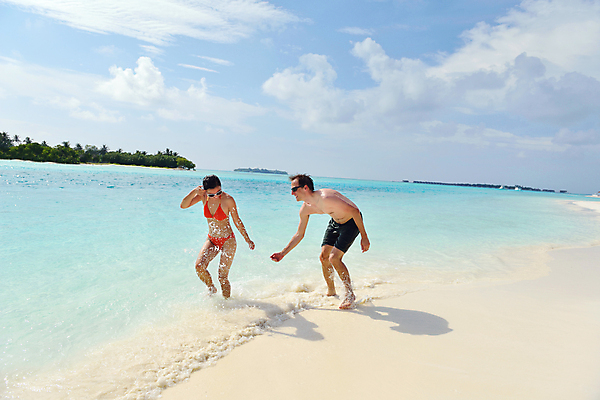 포토 JPG 해외이미지 주간 전신 라이프스타일 커플 여자 남자 수영복 데이트 물놀이 휴식 사랑 손짓 성인 해변 야외 두명 앞모습 옆모습 여름 맑음 성인만 해외포토 자연요소 옷 계절 감정 바다 뷰포인트 컨셉 관계 모션 놀이 날씨 사람 생활 파일형식 이미지허브