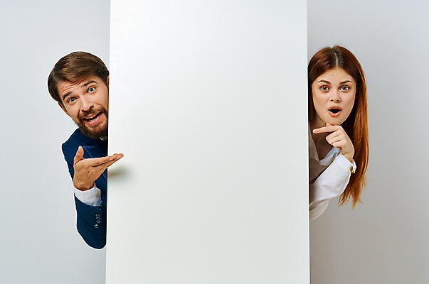 포토 JPG 해외이미지 서양인 여자 남자 프레임 미소 상반신 성인 두명 앞모습 사각형 가리킴 집중 보여주기 주목 성인만 카피스페이스 해외포토 도형 외국인 뷰포인트 컨셉 모션 표정 사람 손짓 공백 파일형식 이미지허브