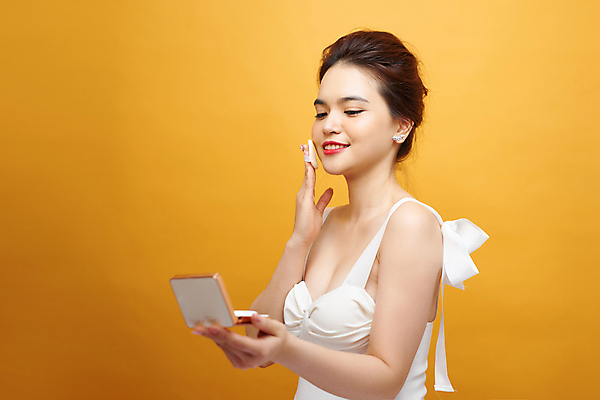 포토 JPG 해외이미지 여자 실내 한명 들기 동양인 상반신 성인 옆모습 화장 뷰티 주황색 팩트 성인여자한명만 해외포토 1 뷰포인트 컬러 모션 사람 인종 내부 화장품 여자한명만 성인여자만 파일형식 이미지허브