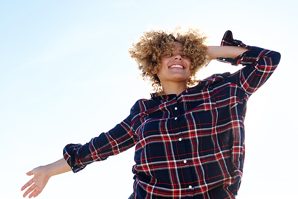 포토 JPG 해외이미지 모델 1 라이프스타일 손 응시 여자 행복 얼굴 백그라운드 하늘 한명 미소 웃음 사람 성인 야외 뷰티 우주 맑음 점프 검은색 자유 표현 굴곡 섞기 해외포토 시선 감정 컬러 컨셉 모션 날씨 표정 생활 신체부위 파일형식 이미지허브
