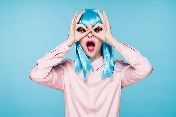 포토 JPG 해외이미지 여자 하늘색 입벌림 한명 상반신 성인 앞모습 OK 가발 성인여자한명만 힙스터 해외포토 1 패션 뷰포인트 표정 사람 손짓 파란색 여자한명만 성인여자만 파일형식 이미지허브