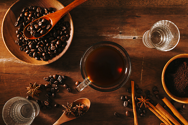 포토 JPG 해외이미지 커피 티타임 실내 사람없음 하이앵글 원두 물컵 나무숟가락 나무그릇 시나몬스틱 나무배경 팔각회향 해외포토 그릇 음료 뷰포인트 백그라운드 휴식 내부 목재 컵 숟가락 향신료 시나몬 파일형식 이미지허브