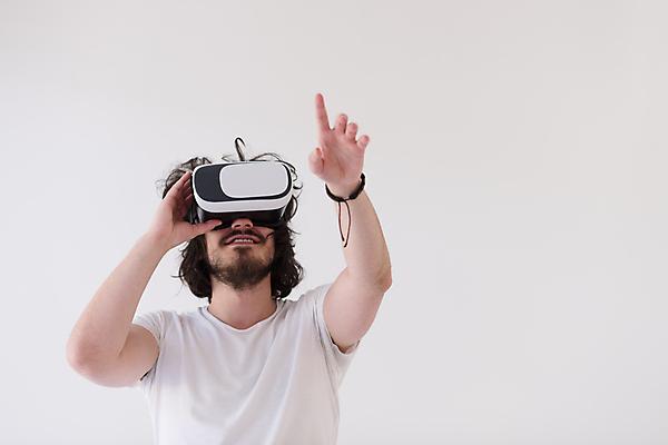 포토 JPG 해외이미지 남자 미래 한명 손짓 상반신 성인 앞모습 흰색 성인남자한명만 VR기기 해외포토 1 뷰포인트 컬러 컨셉 모션 사람 기계 가상현실 남자한명만 성인남자만 파일형식 이미지허브