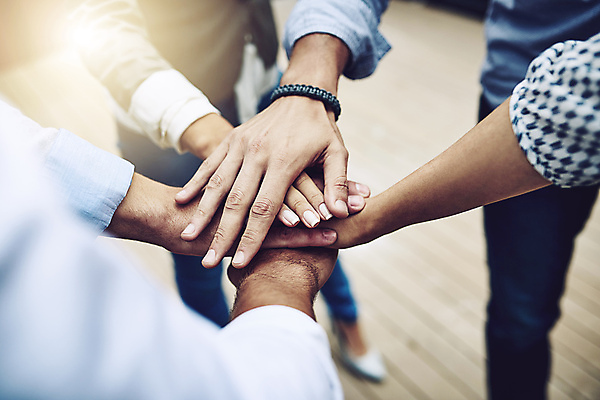 포토 JPG 해외이미지 주간 손 여자 남자 비즈니스 함께함 서기 여러명 상반신 성인 야외 앞모습 옆모습 세명 우정 하반신 비즈니스맨 비즈니스우먼 그룹 동료 손모으기 성인만 해외포토 자연요소 뷰포인트 다수 컨셉 관계 모션 사람 손짓 신체부위 친구 직장인 파일형식 이미지허브